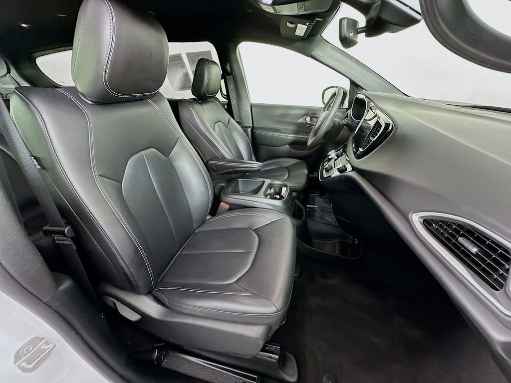 Used 2025 Chrysler Pacifica Select FWD image 36