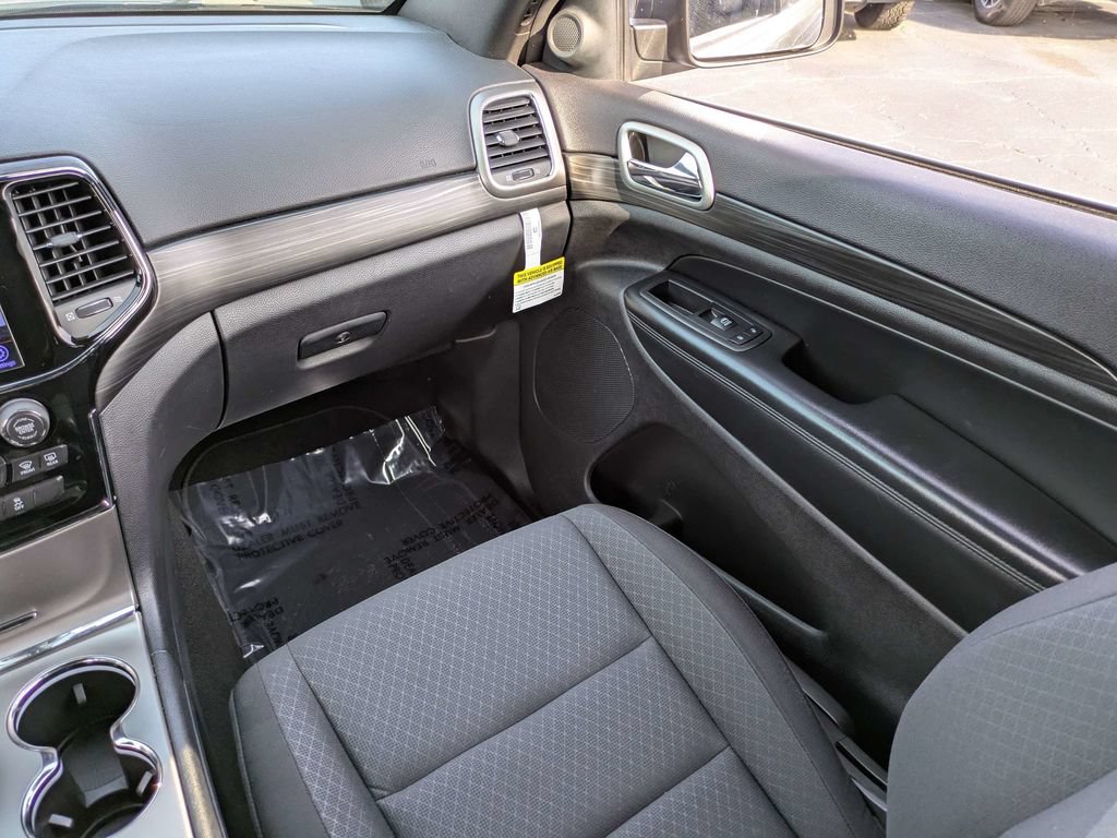 Used 2019 Jeep Grand Cherokee Laredo w/ 18" Wheel & 8.4" Radio Group AWD/4WD image 17
