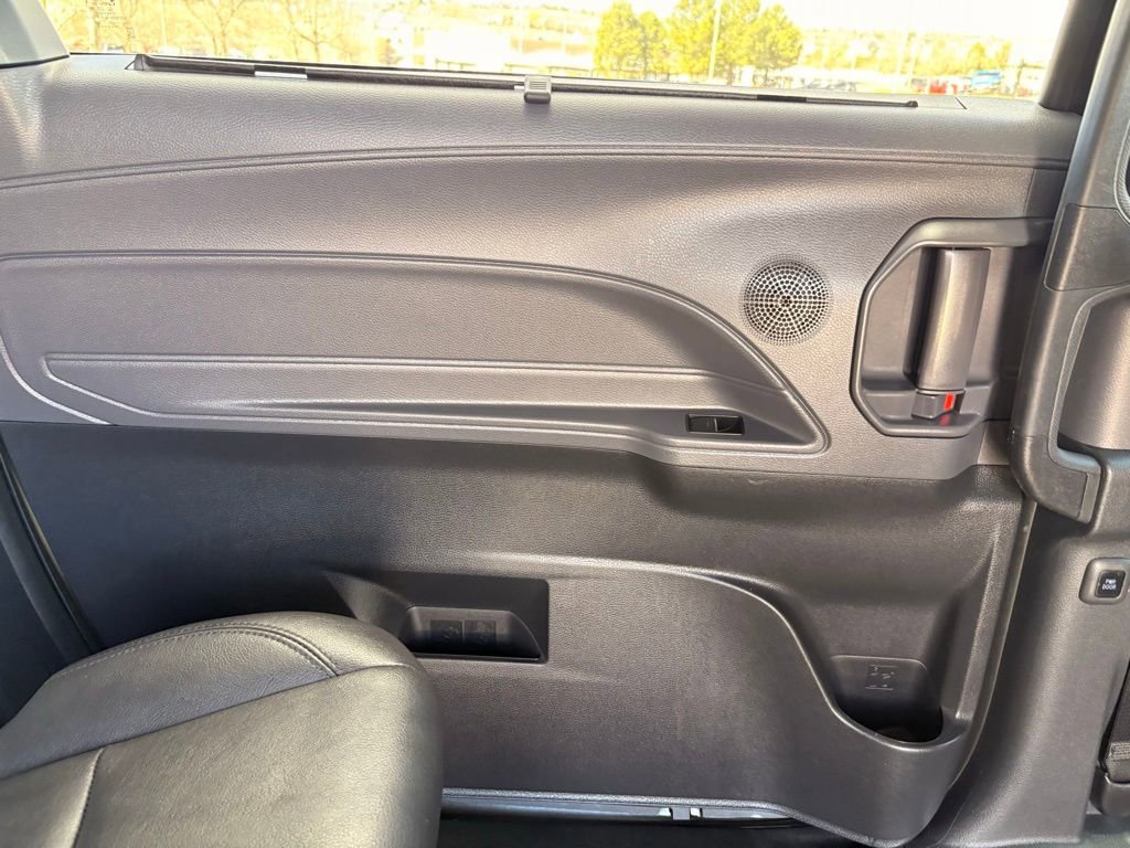 Used 2023 Toyota Sienna XSE AWD/4WD image 32