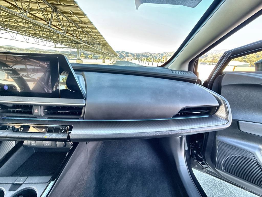 Used 2025 Toyota Prius XLE image 28