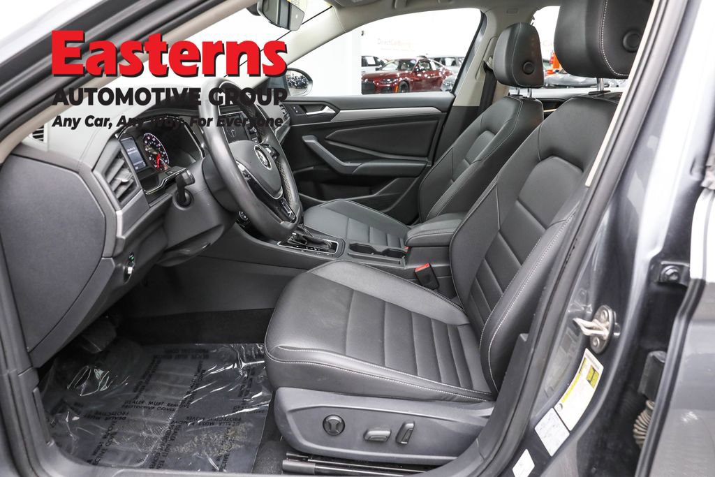 Used 2021 Volkswagen Jetta SE w/ SE Cold Weather Package image 14