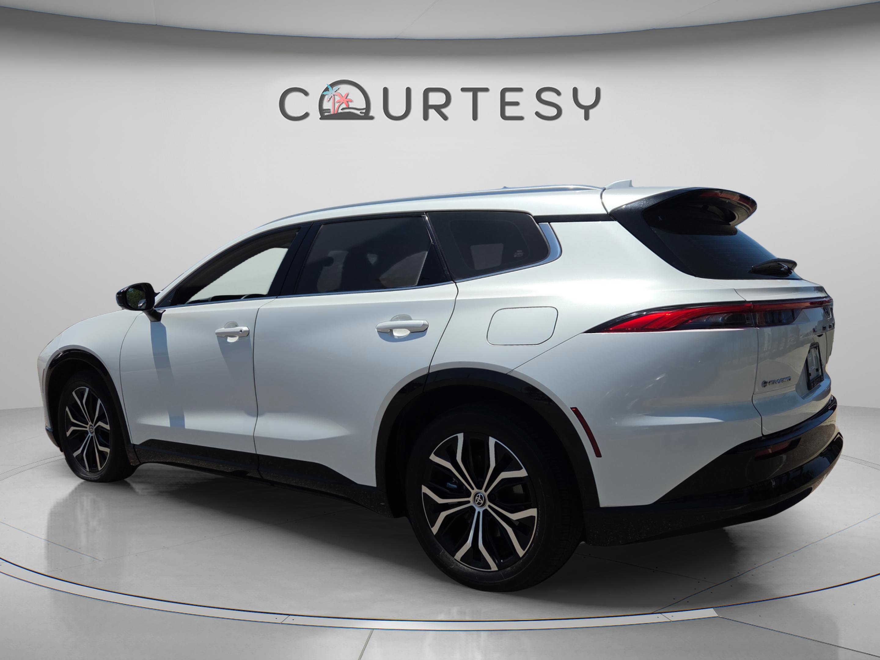 Certified 2025 Toyota Crown Signia AWD/4WD image 3