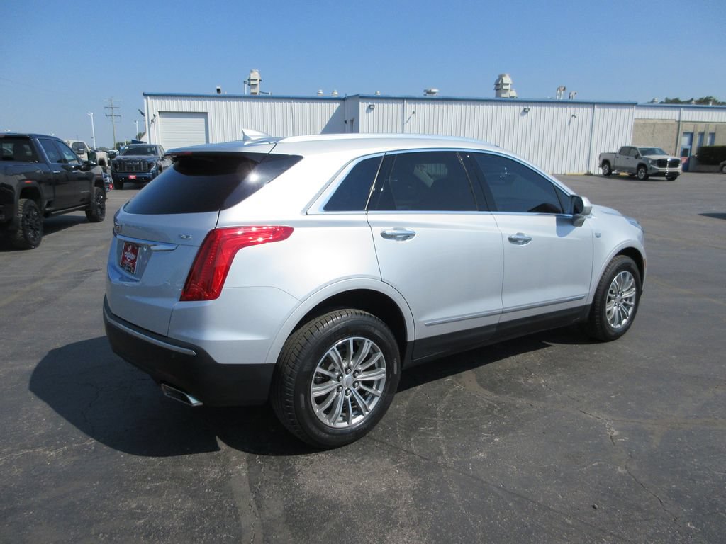 Used 2017 Cadillac XT5 Luxury w/ Driver Awareness Package AWD/4WD image 4