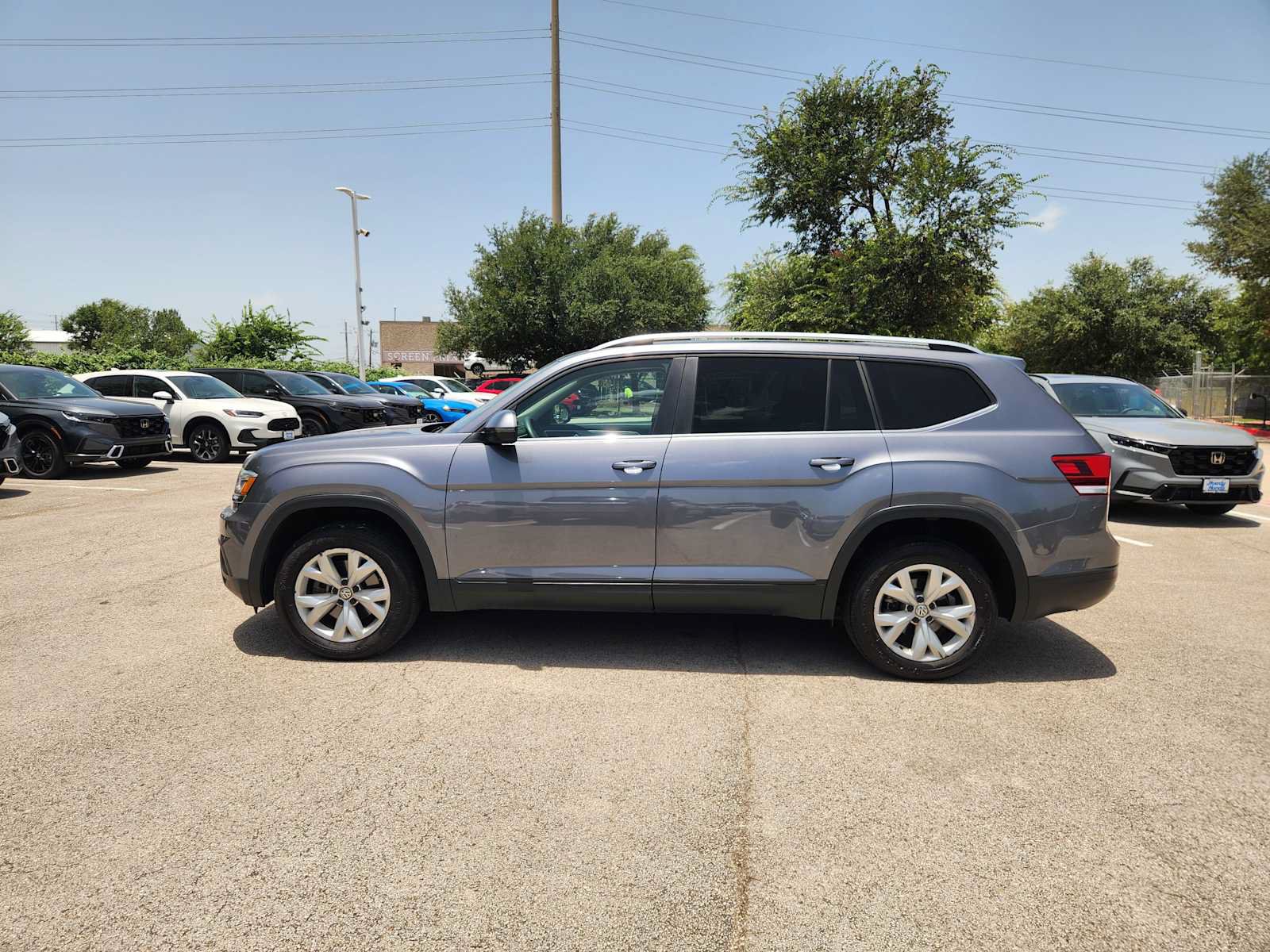 Used 2018 Volkswagen Atlas Launch Edition FWD image 4