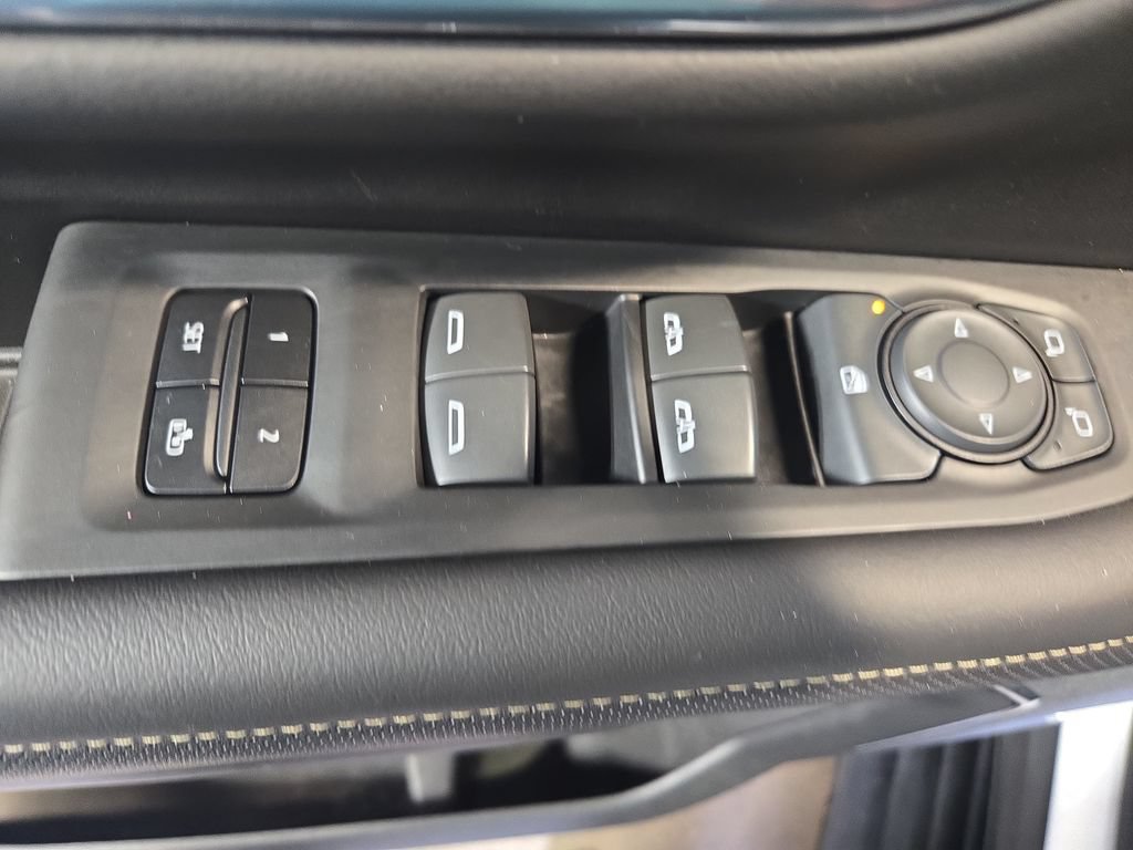 Used 2023 GMC Yukon XL SLT AWD/4WD image 32
