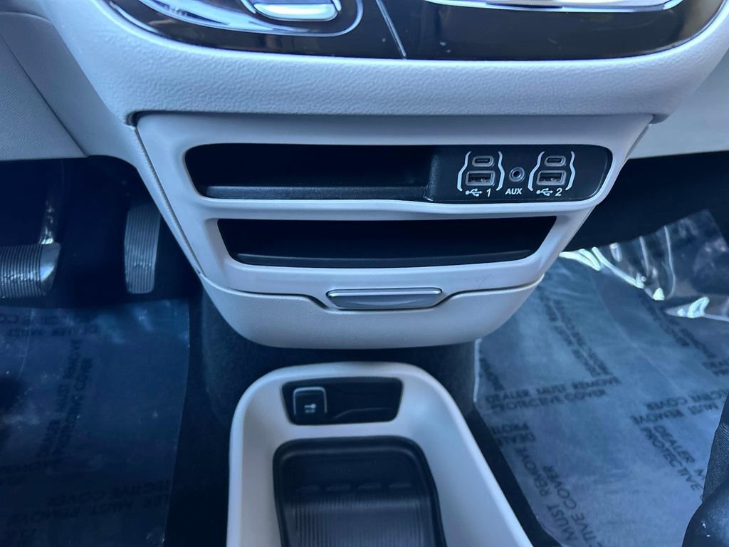 Used 2024 Chrysler Pacifica Touring-L image 32