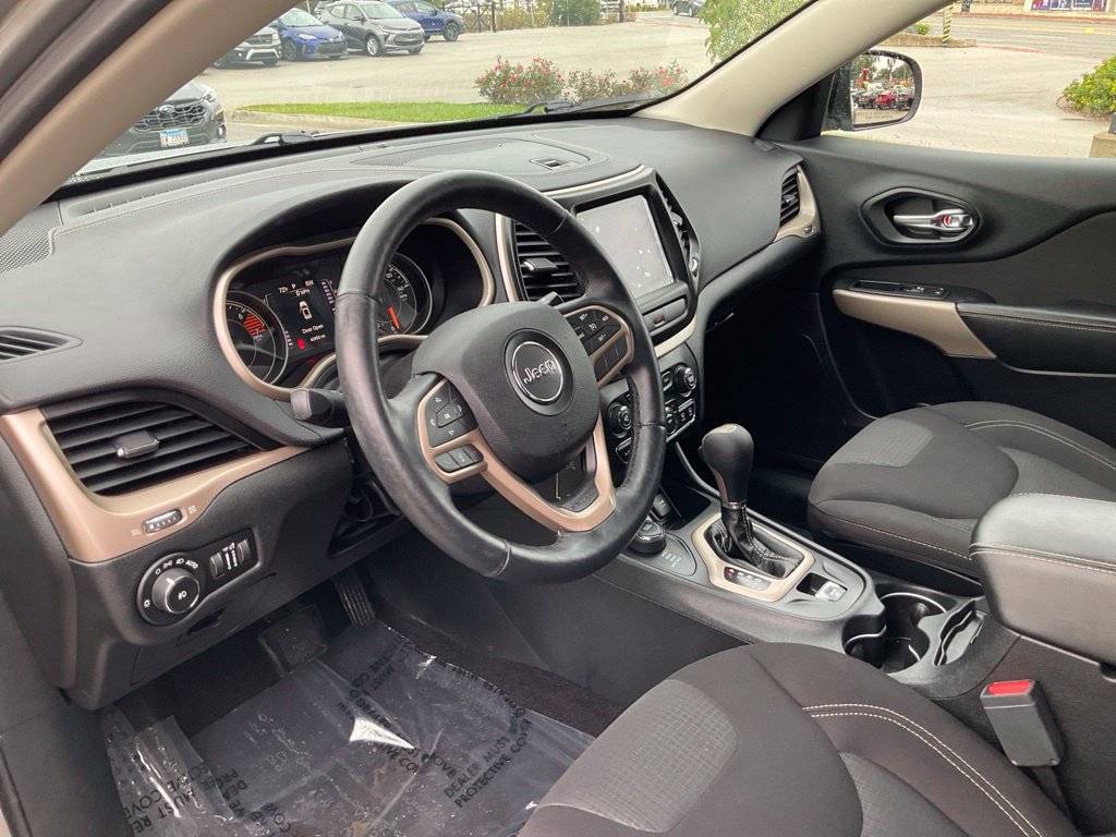 Used 2017 Jeep Cherokee Latitude w/ Cold Weather Group AWD/4WD image 11