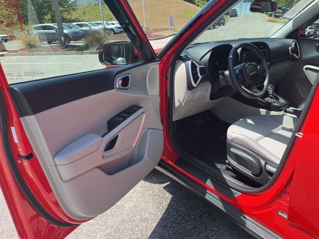 Used 2023 Kia Soul LX w/ LX Technology Package image 4
