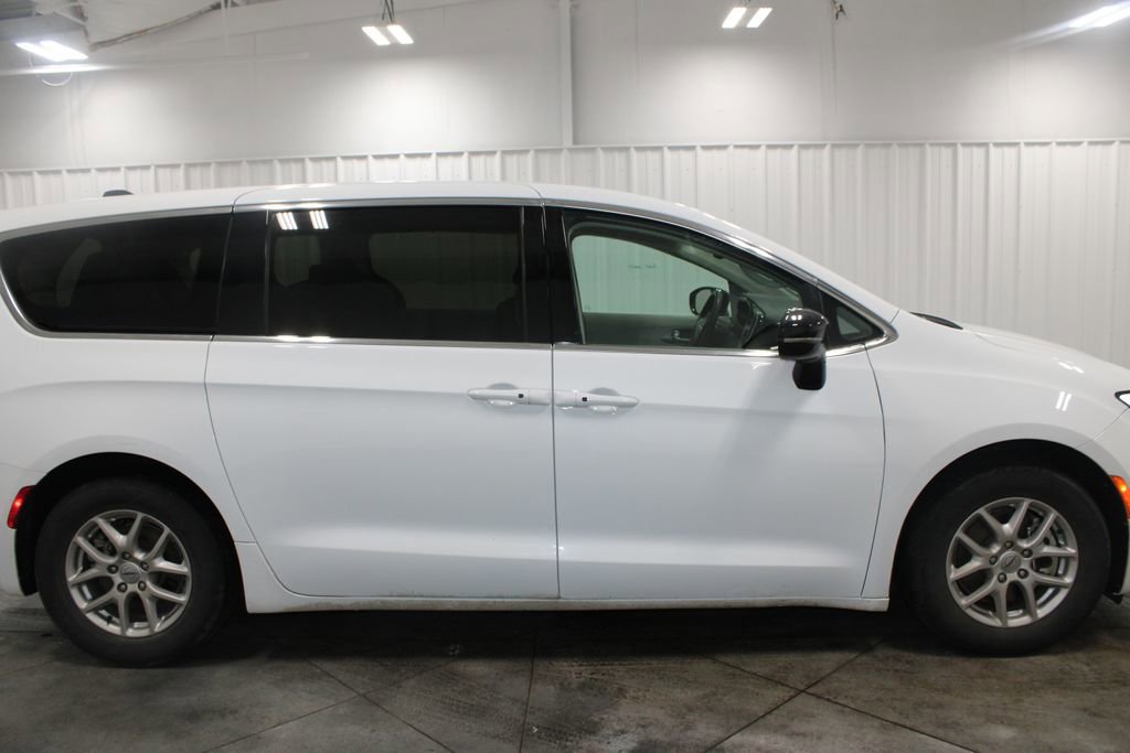 Used 2024 Chrysler Pacifica Touring-L image 11