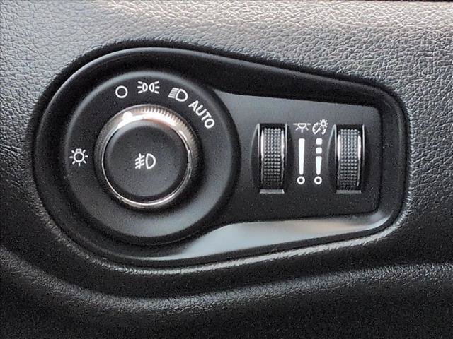 Used 2018 Jeep Renegade Latitude w/ Cold Weather Group AWD/4WD image 17