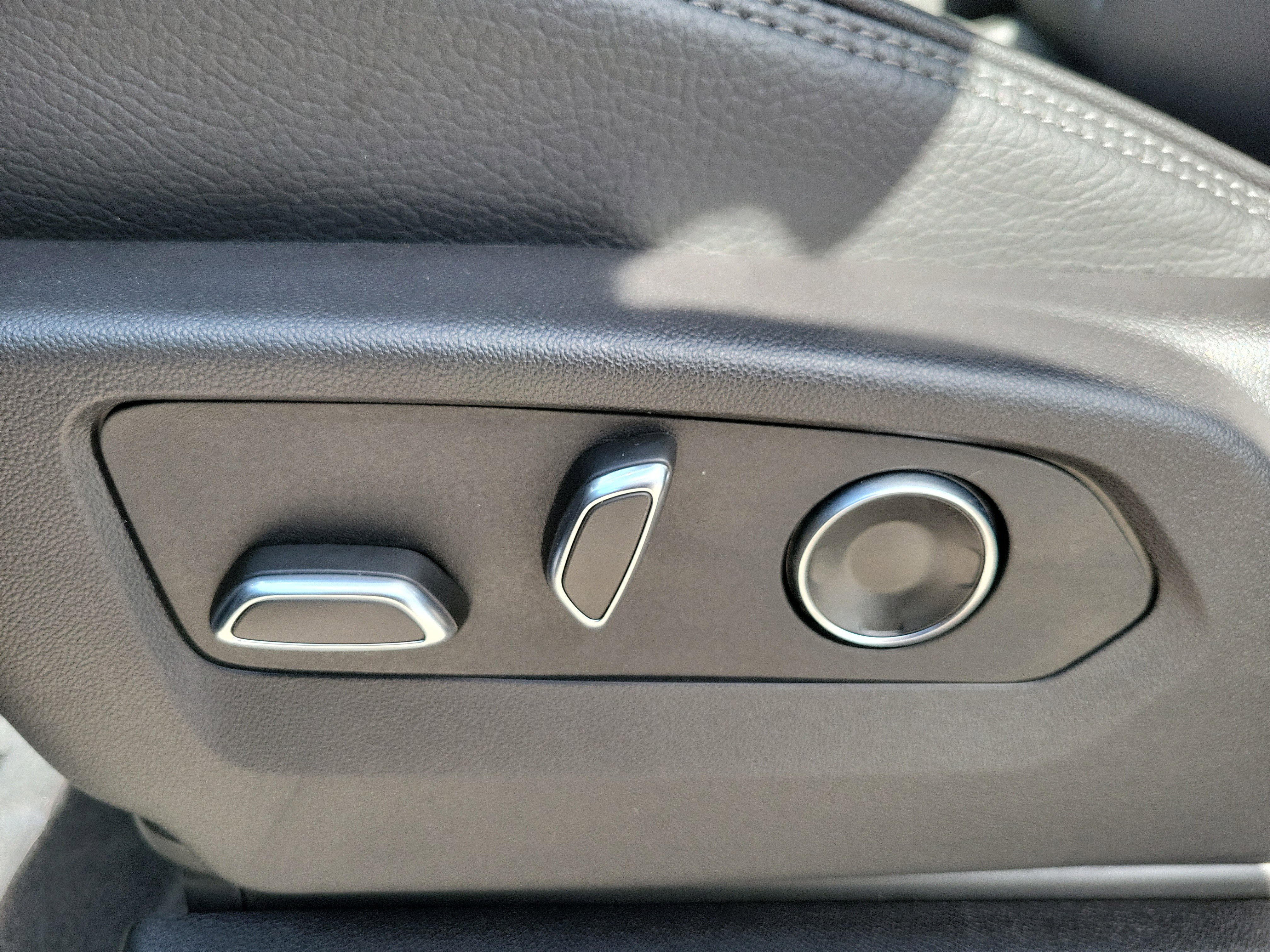 Used 2025 GMC Yukon XL Denali image 12