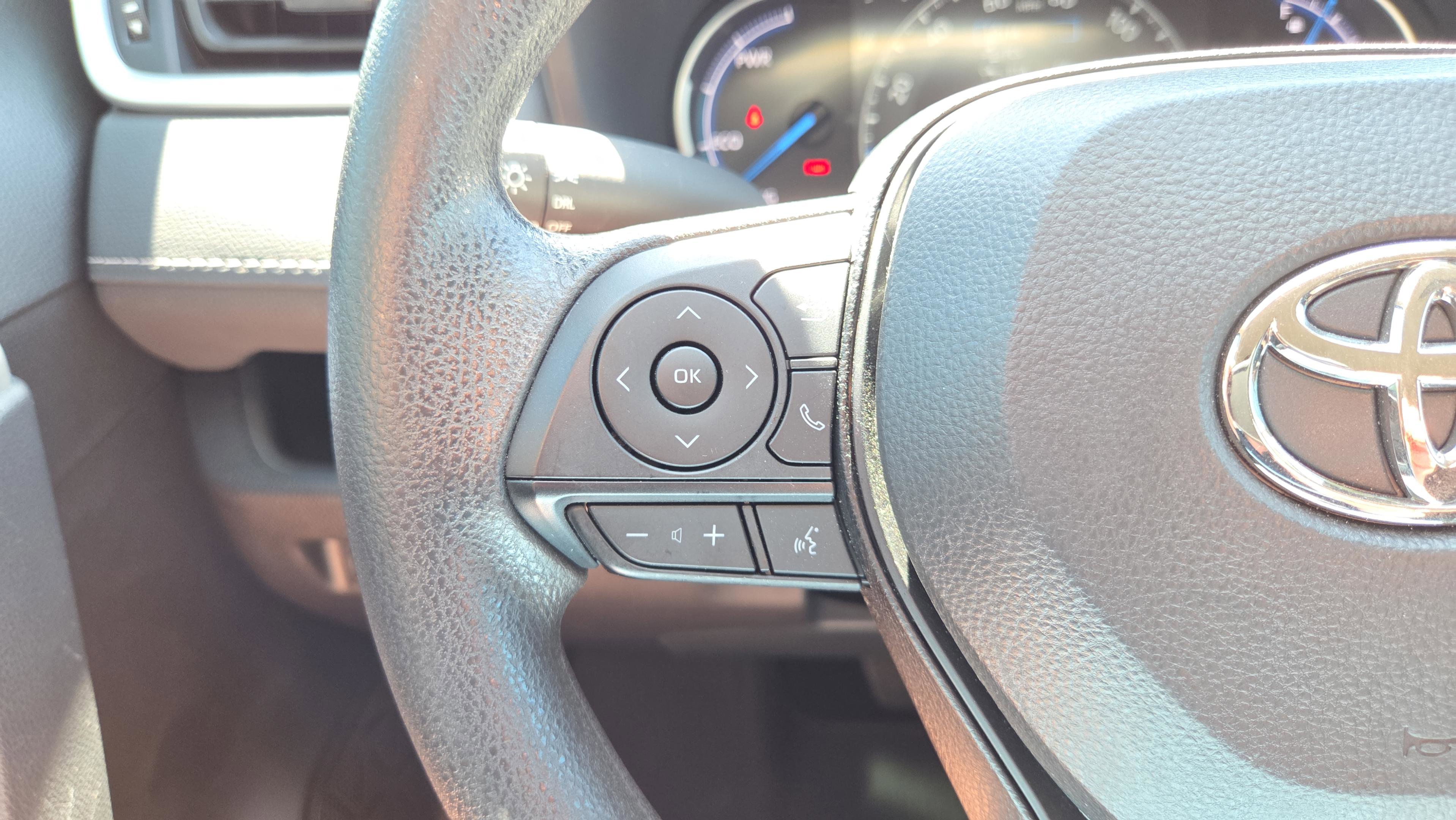 Certified 2025 Toyota RAV4 LE image 30