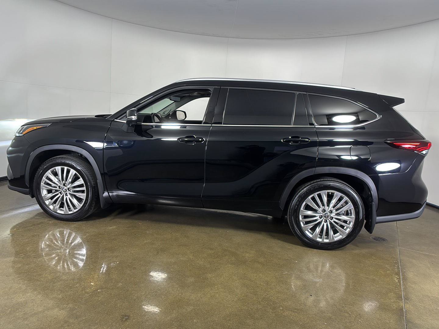 Used 2025 Toyota Highlander Platinum AWD/4WD image 20