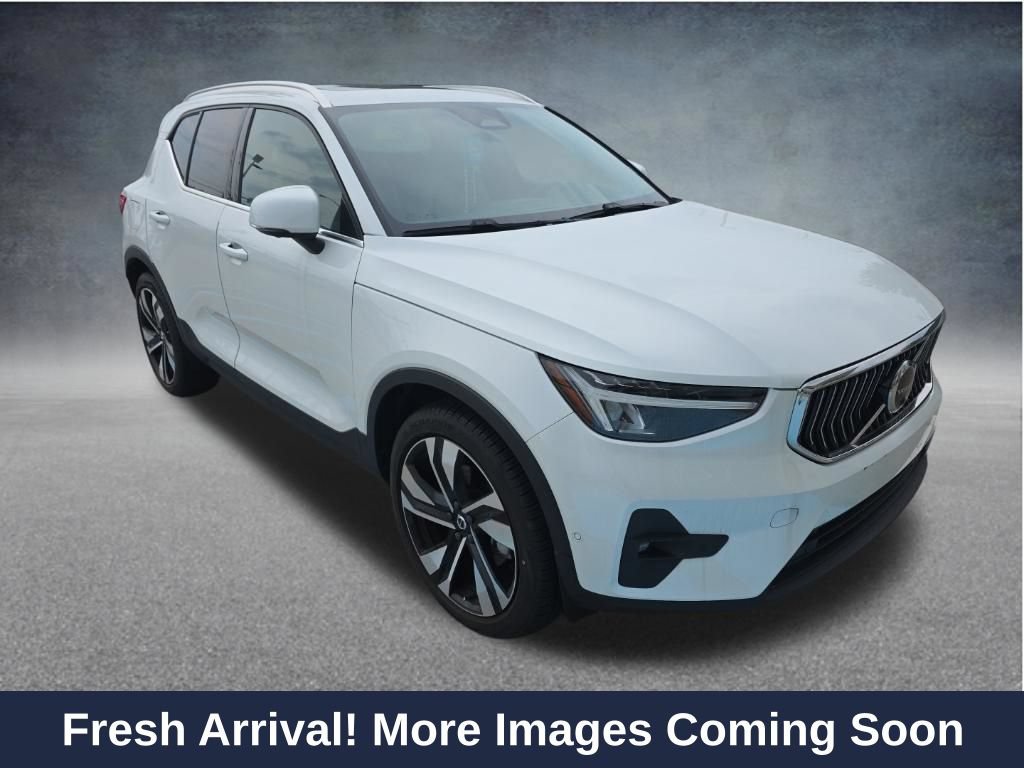 Used 2023 Volvo XC40 B5 Plus w/ Driver Assist Package AWD/4WD image 1
