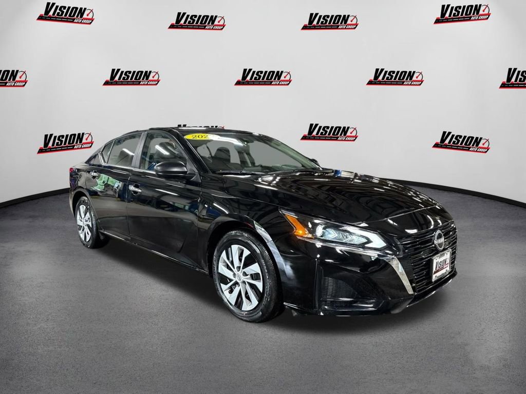 Used 2025 Nissan Altima 2.5 S image 3