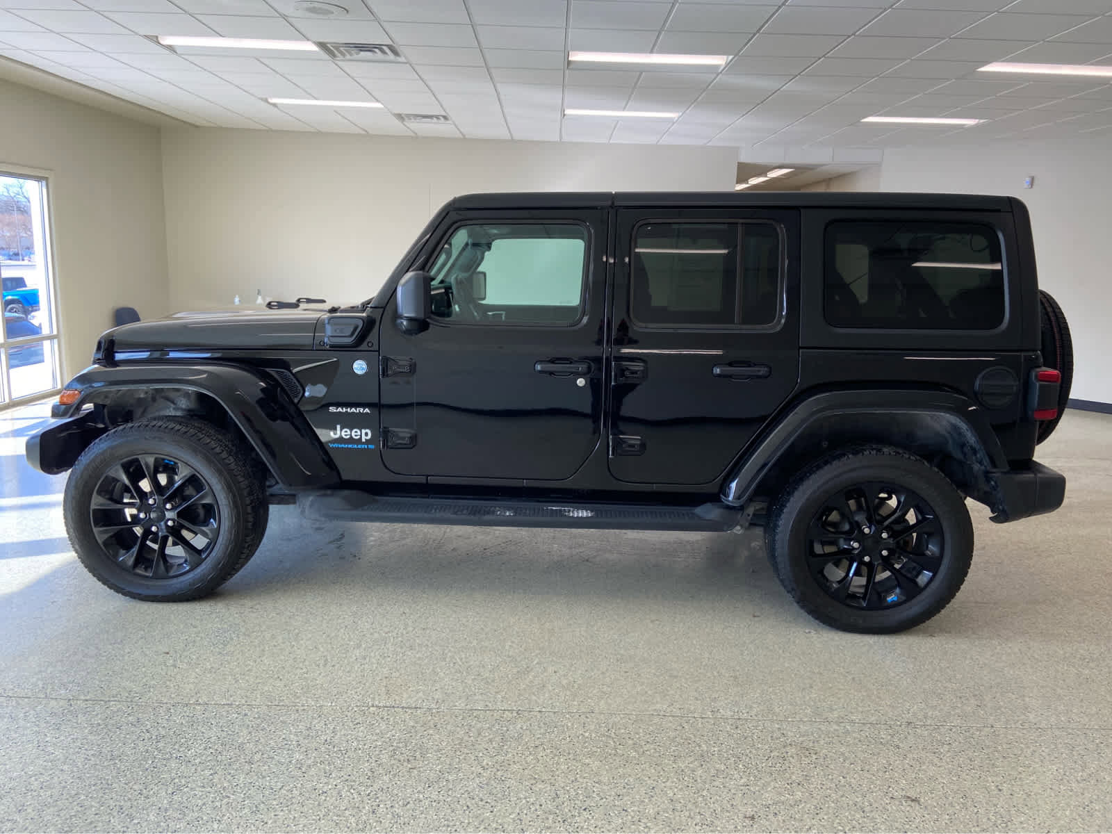 Used 2023 Jeep Wrangler Sahara w/ Cold Weather Group image 11