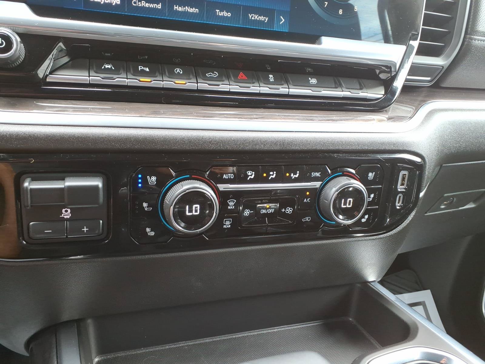 Certified 2022 Chevrolet Silverado 1500 LTZ w/ Technology Package AWD/4WD image 24