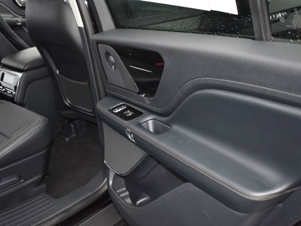 Used 2025 Lincoln Aviator AWD w/ Jet Appearance Package image 12