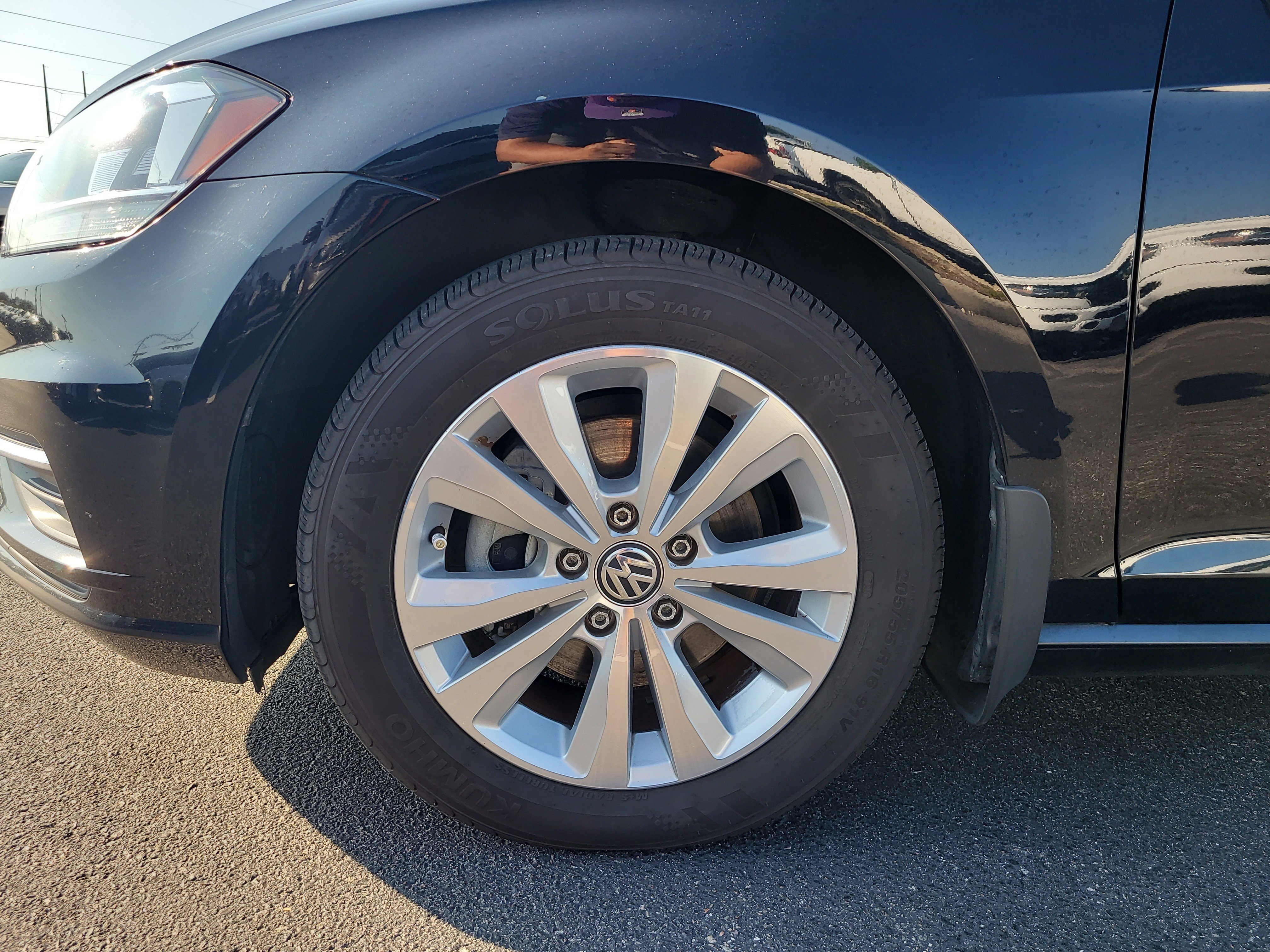 Used 2021 Volkswagen Golf 4-Door image 9