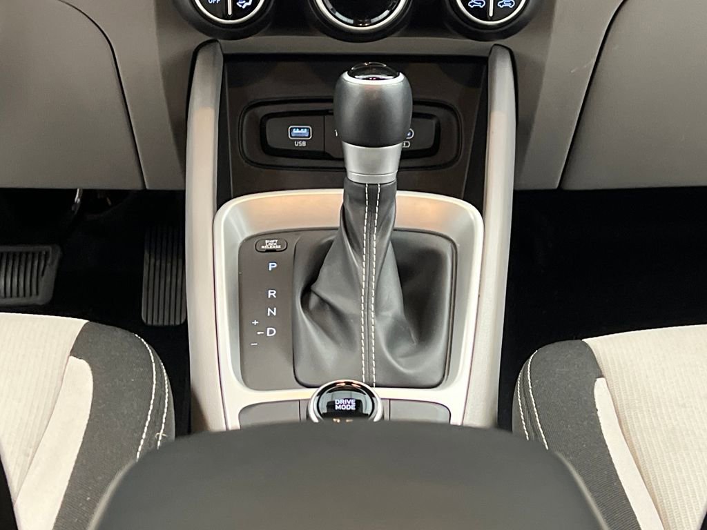 Used 2025 Hyundai Venue SEL image 33