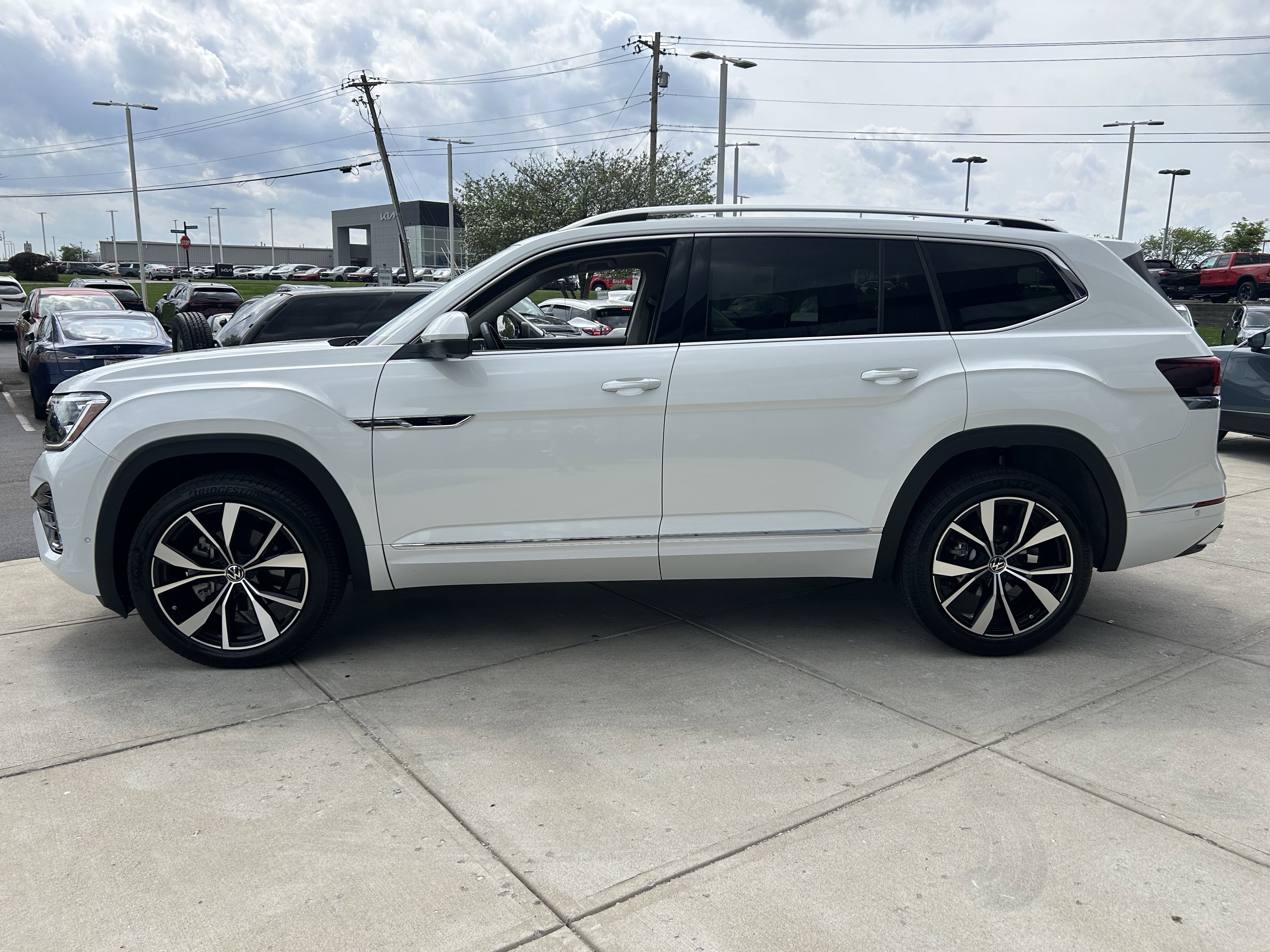 Used 2024 Volkswagen Atlas SEL Premium R-Line image 4