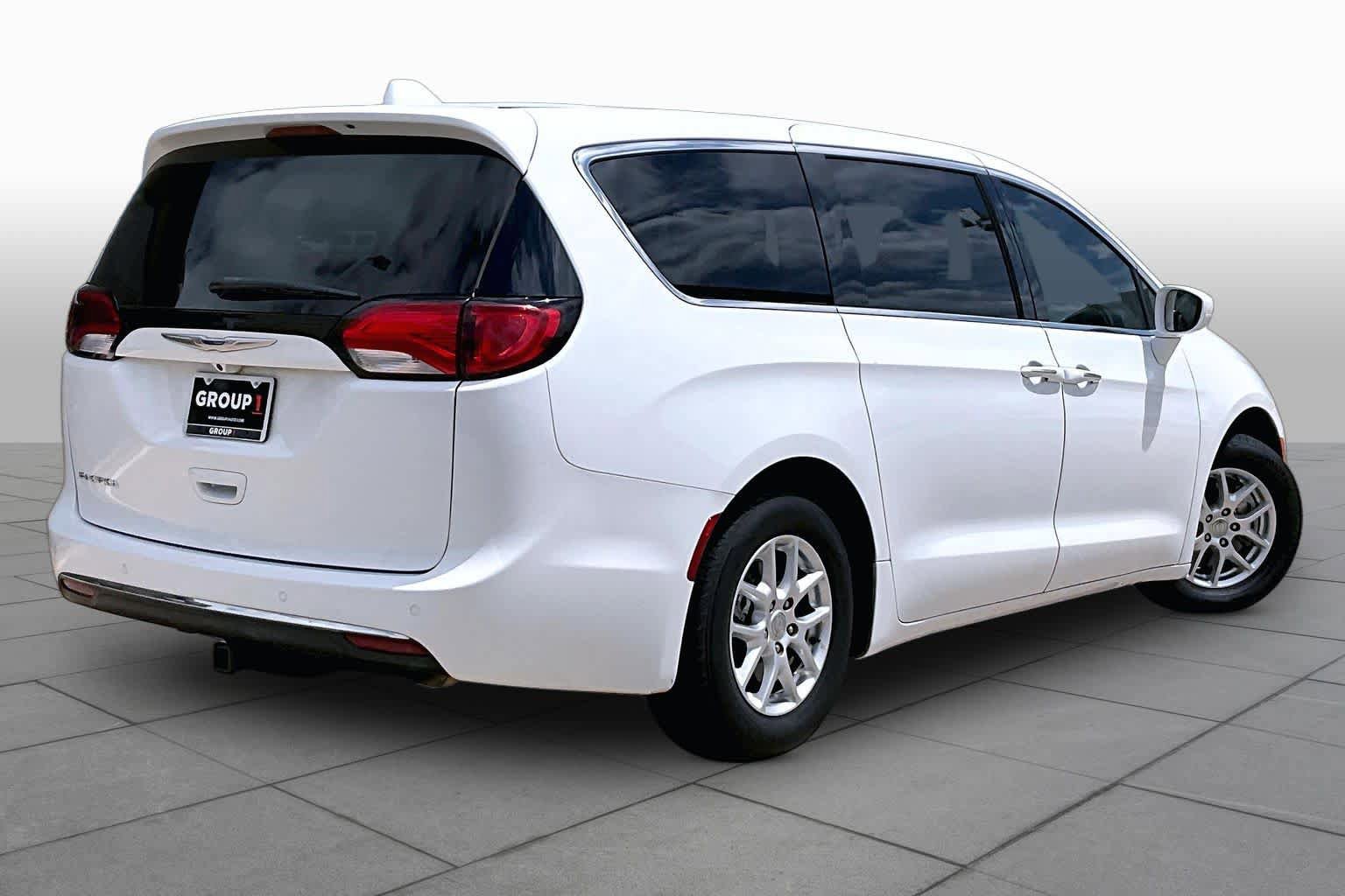 Used 2020 Chrysler Pacifica Touring FWD image 12