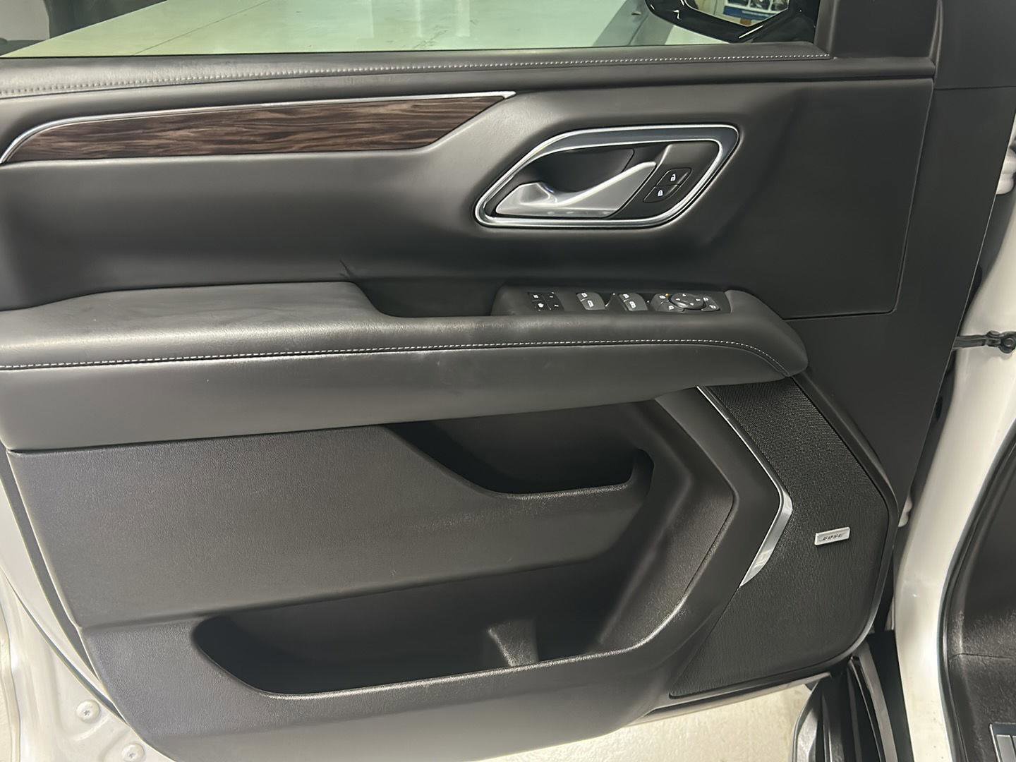 Used 2022 Chevrolet Suburban LT w/ Luxury Package image 12