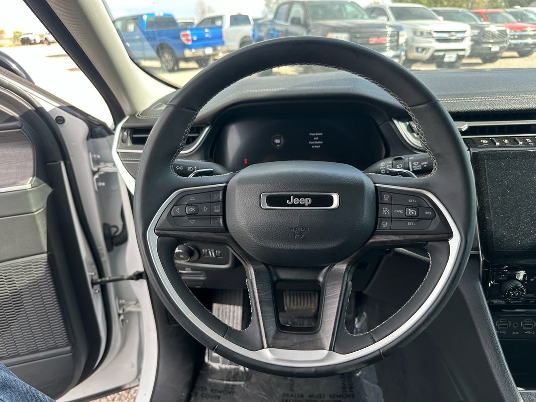 Used 2023 Jeep Grand Cherokee Limited w/ Black Appearance Package image 41