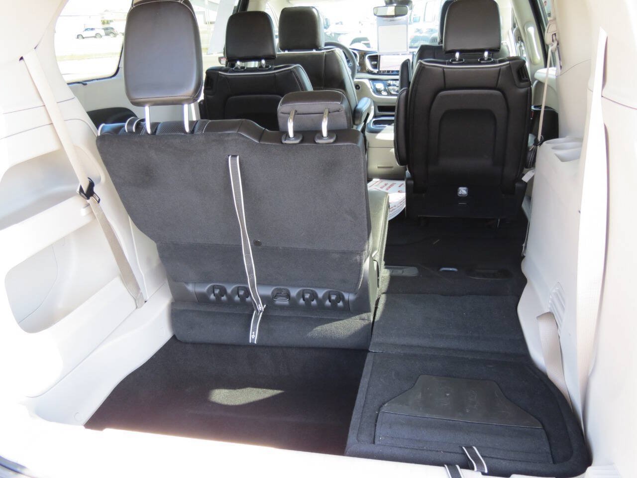 Used 2024 Chrysler Pacifica Limited w/ Trailer Tow Group FWD image 25