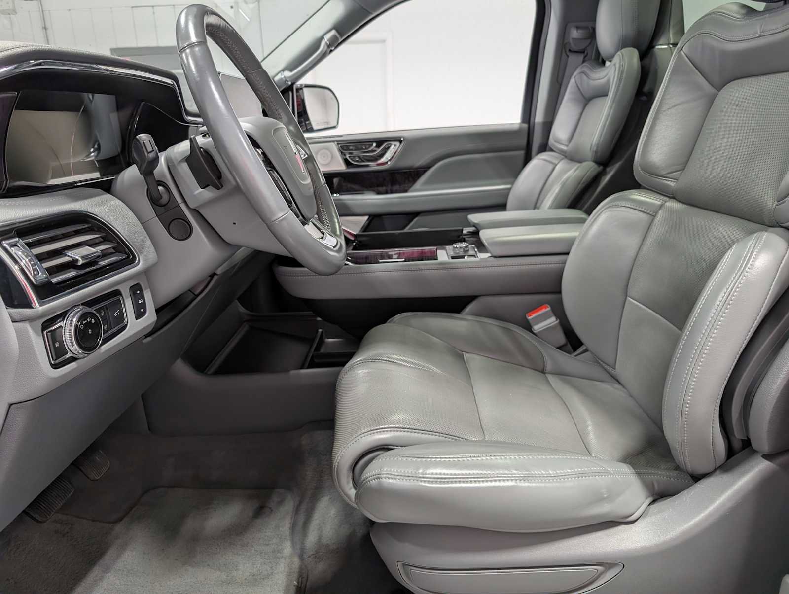 Used 2020 Lincoln Navigator L Reserve w/ Luxury Package AWD/4WD image 4