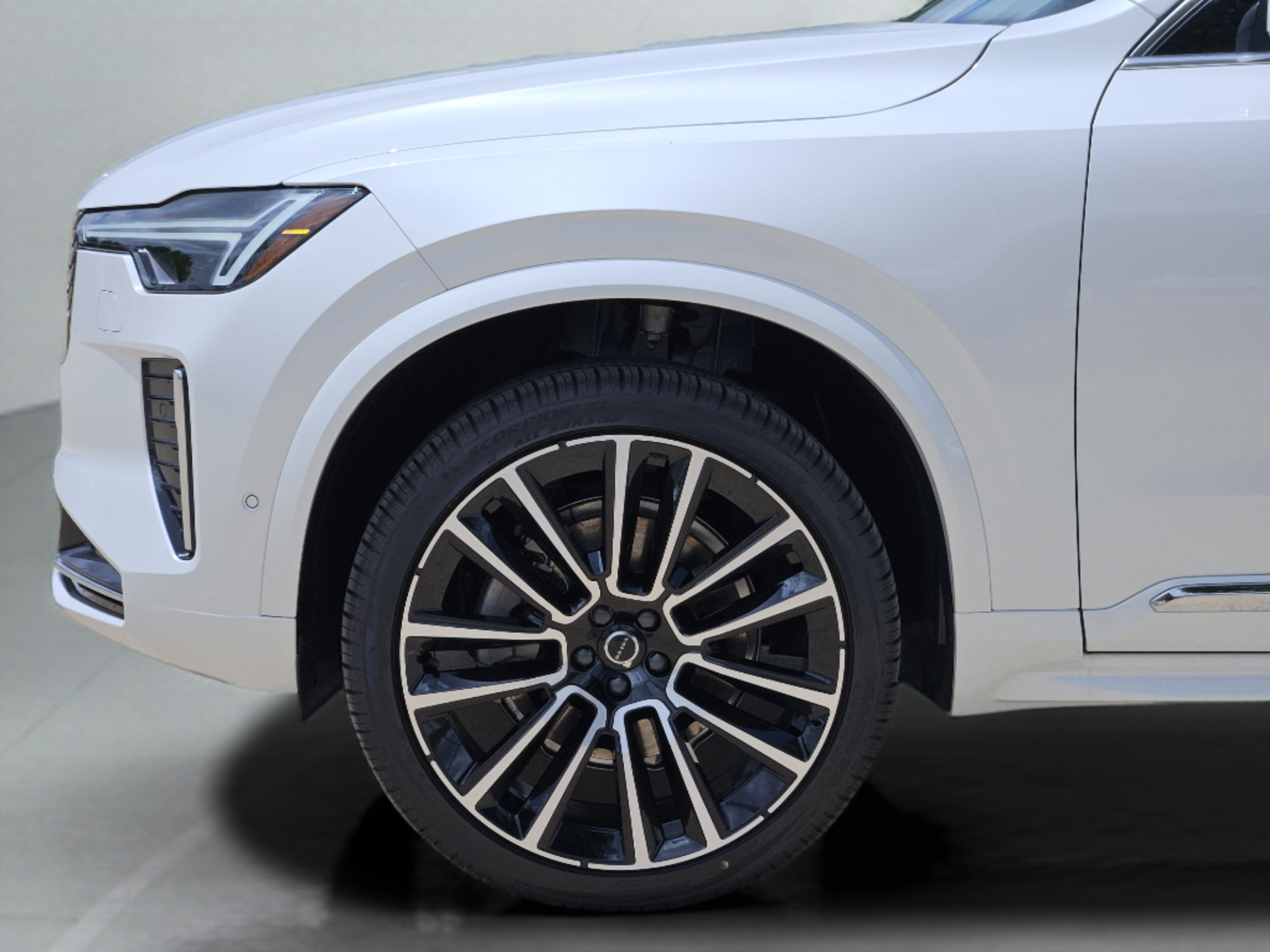 New 2026 Volvo XC90 B6 Plus w/ Protection Package Premier AWD/4WD image 31