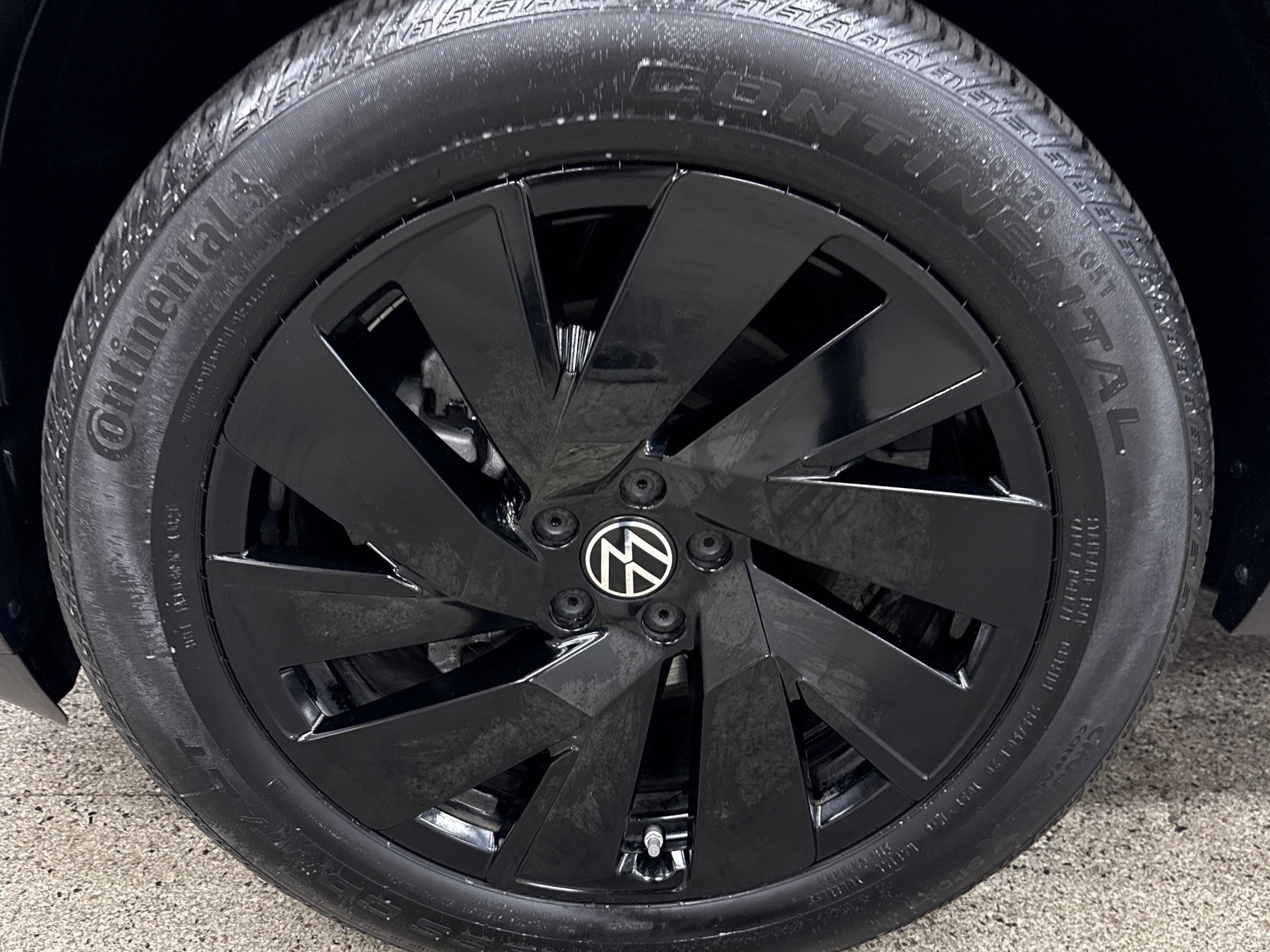 Used 2024 Volkswagen Atlas SE w/ Black Wheel Package image 2