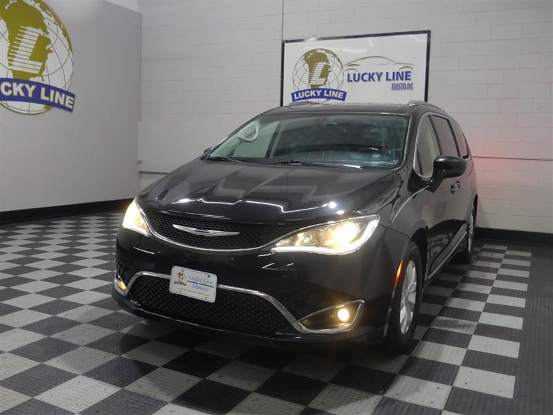 Used 2018 Chrysler Pacifica Touring-L Plus FWD image 4