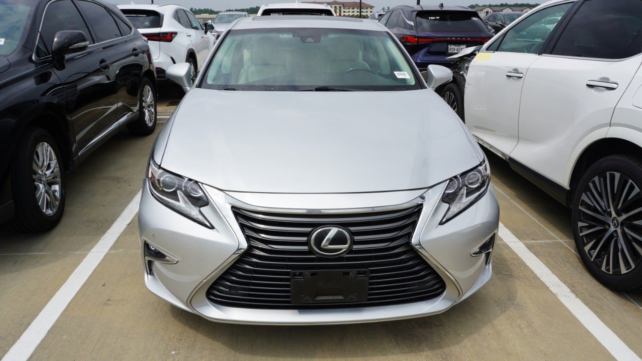 Used 2017 Lexus ES 350 w/ Luxury Package FWD image 2