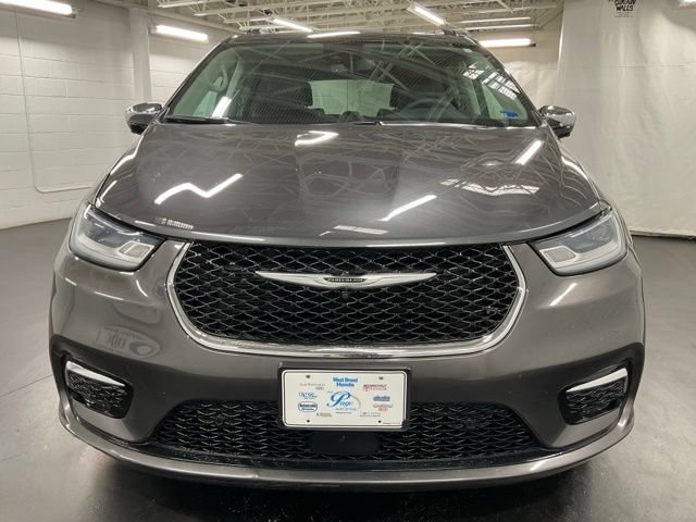 Used 2023 Chrysler Pacifica Limited w/ Uconnect Theater Family Group AWD/4WD image 3