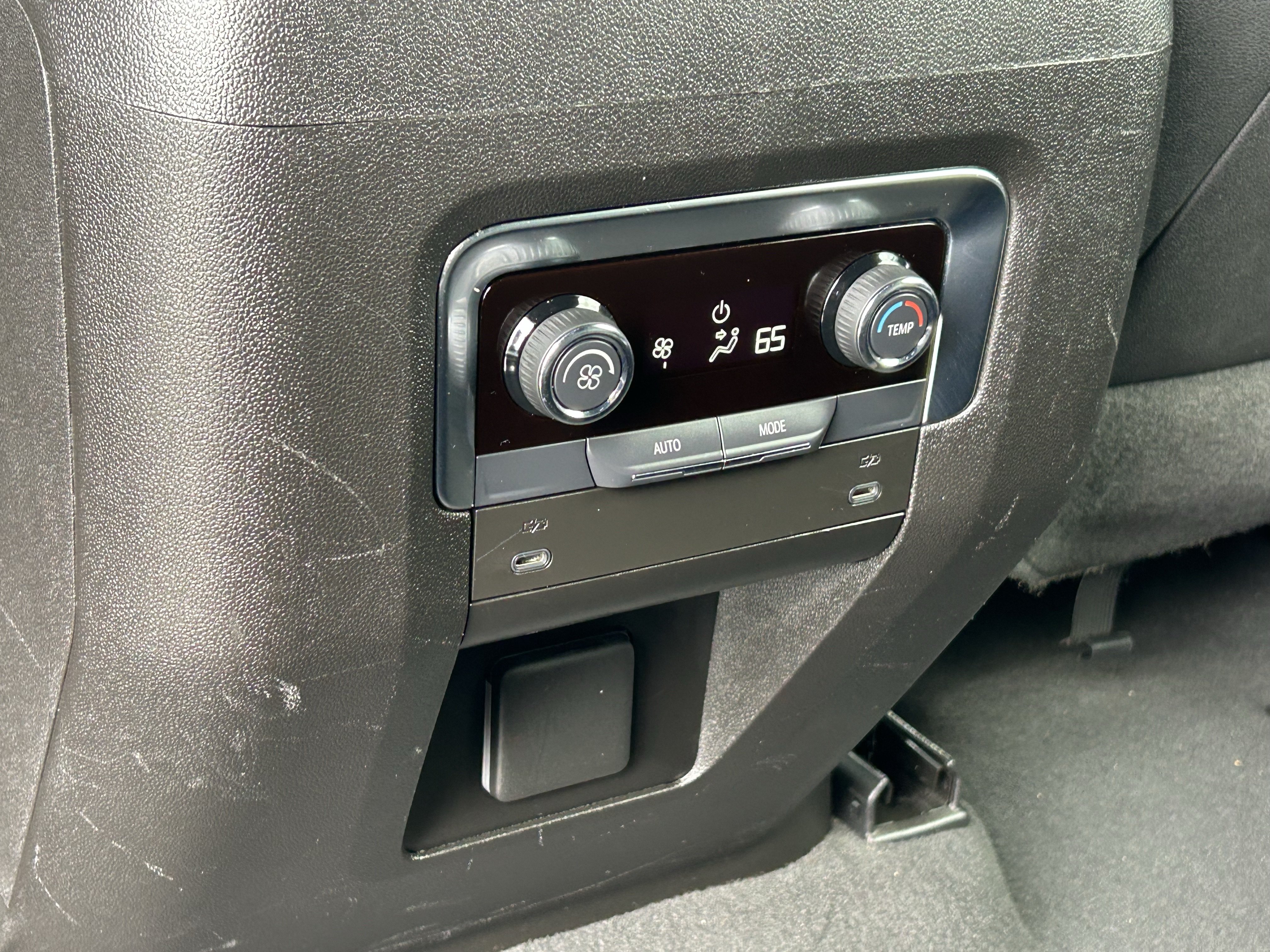 Used 2025 Chevrolet Suburban Z71 AWD/4WD image 16