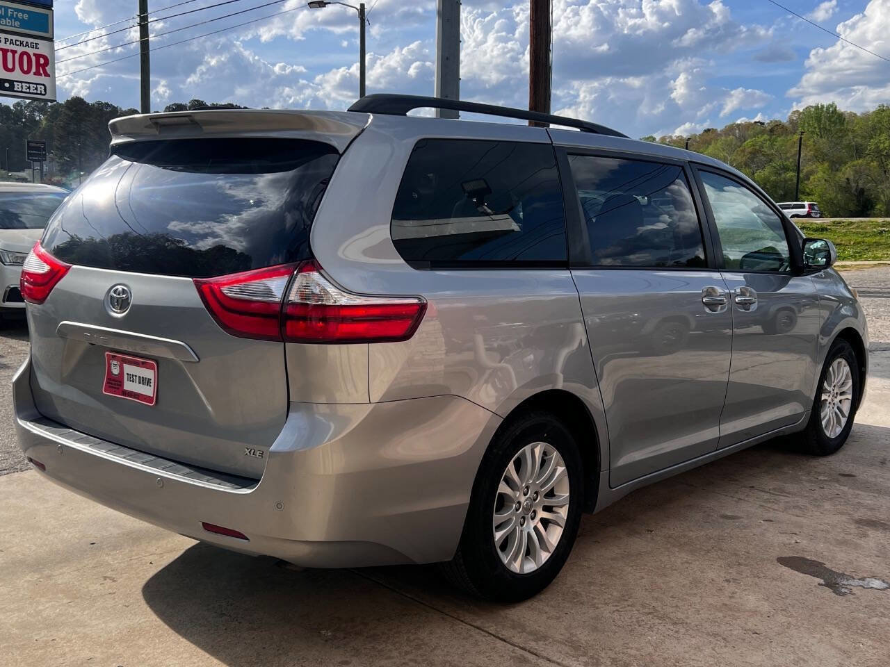 Used 2017 Toyota Sienna XLE Premium FWD image 6
