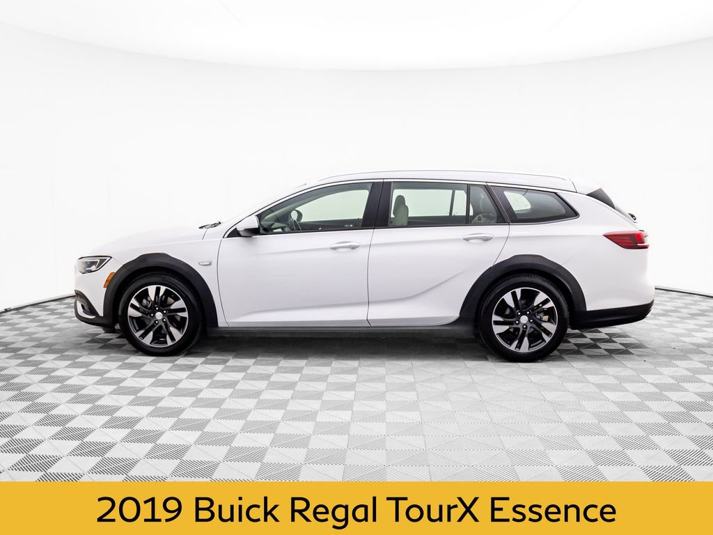 Used 2019 Buick Regal Essence w/ Driver Confidence Package I image 2