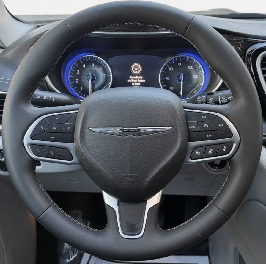 Used 2024 Chrysler Pacifica Limited image 18