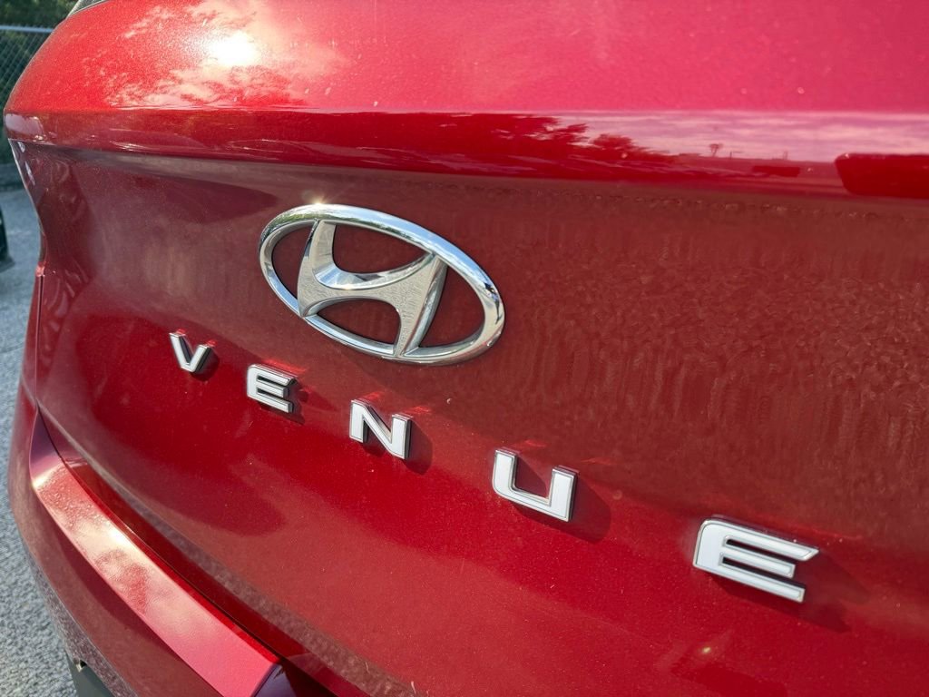 Used 2023 Hyundai Venue Limited image 12