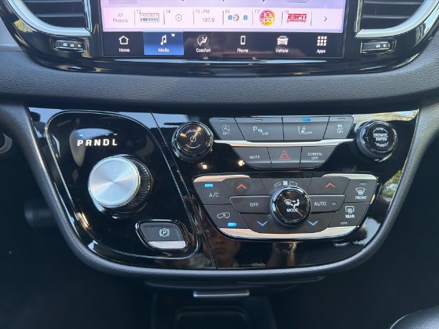 Used 2025 Chrysler Pacifica Select FWD image 19