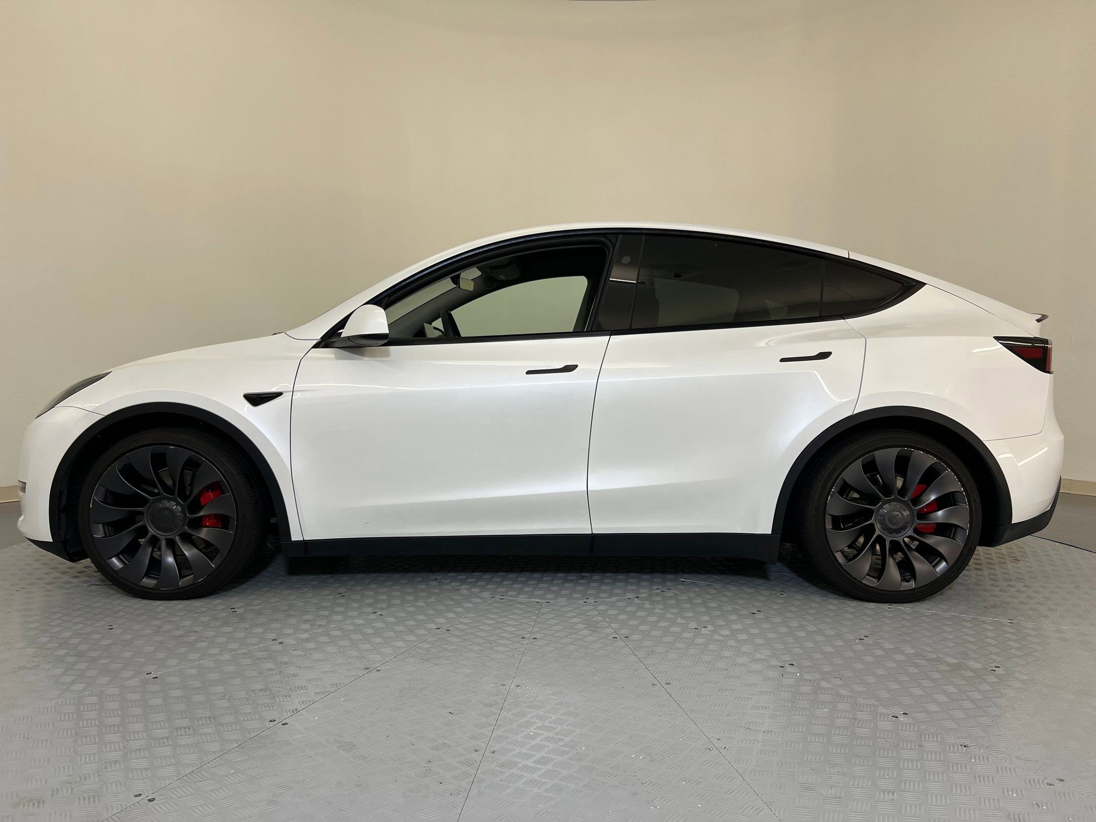 Used 2025 Tesla Model Y Performance image 2