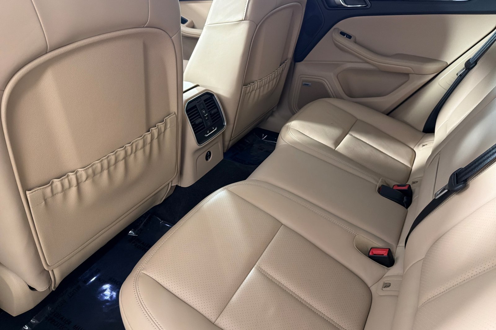 Used 2023 Porsche Macan AWD/4WD image 11
