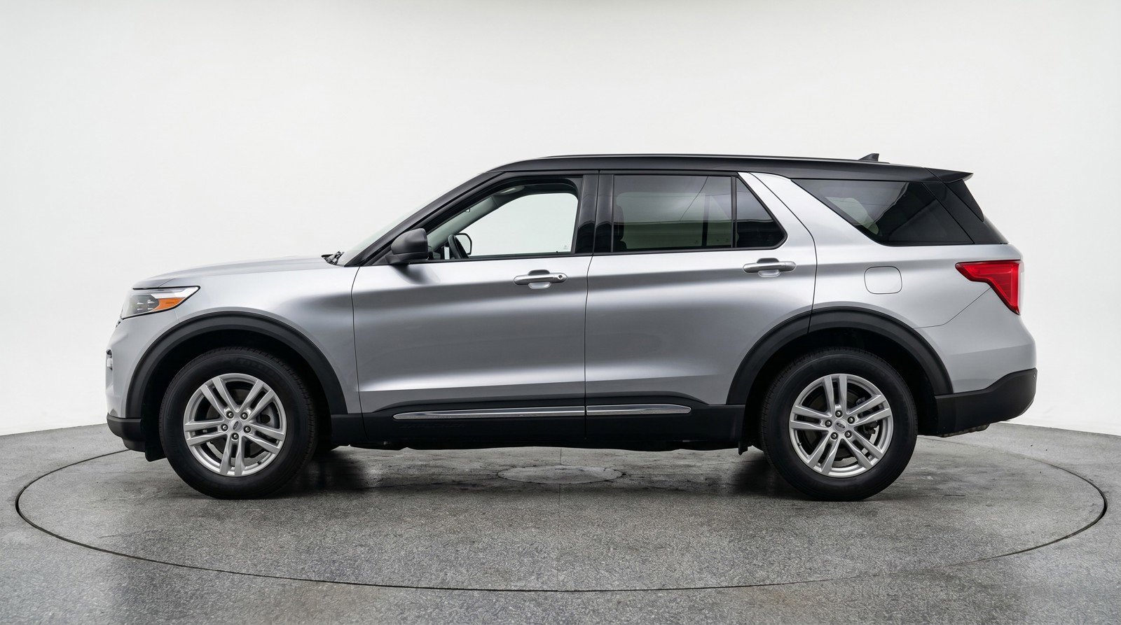 Used 2024 Ford Explorer XLT w/ Equipment Group 202A RWD image 5