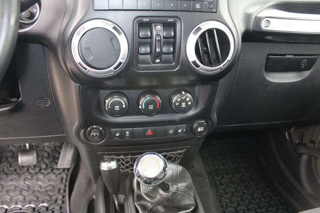 Used 2015 Jeep Wrangler Unlimited Rubicon w/ Connectivity Group AWD/4WD image 33