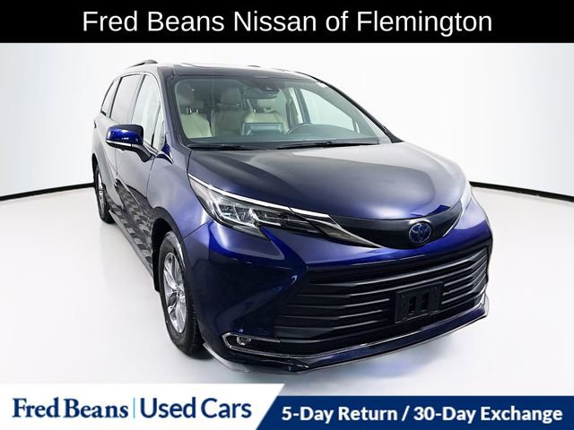 Used 2022 Toyota Sienna XLE image 1