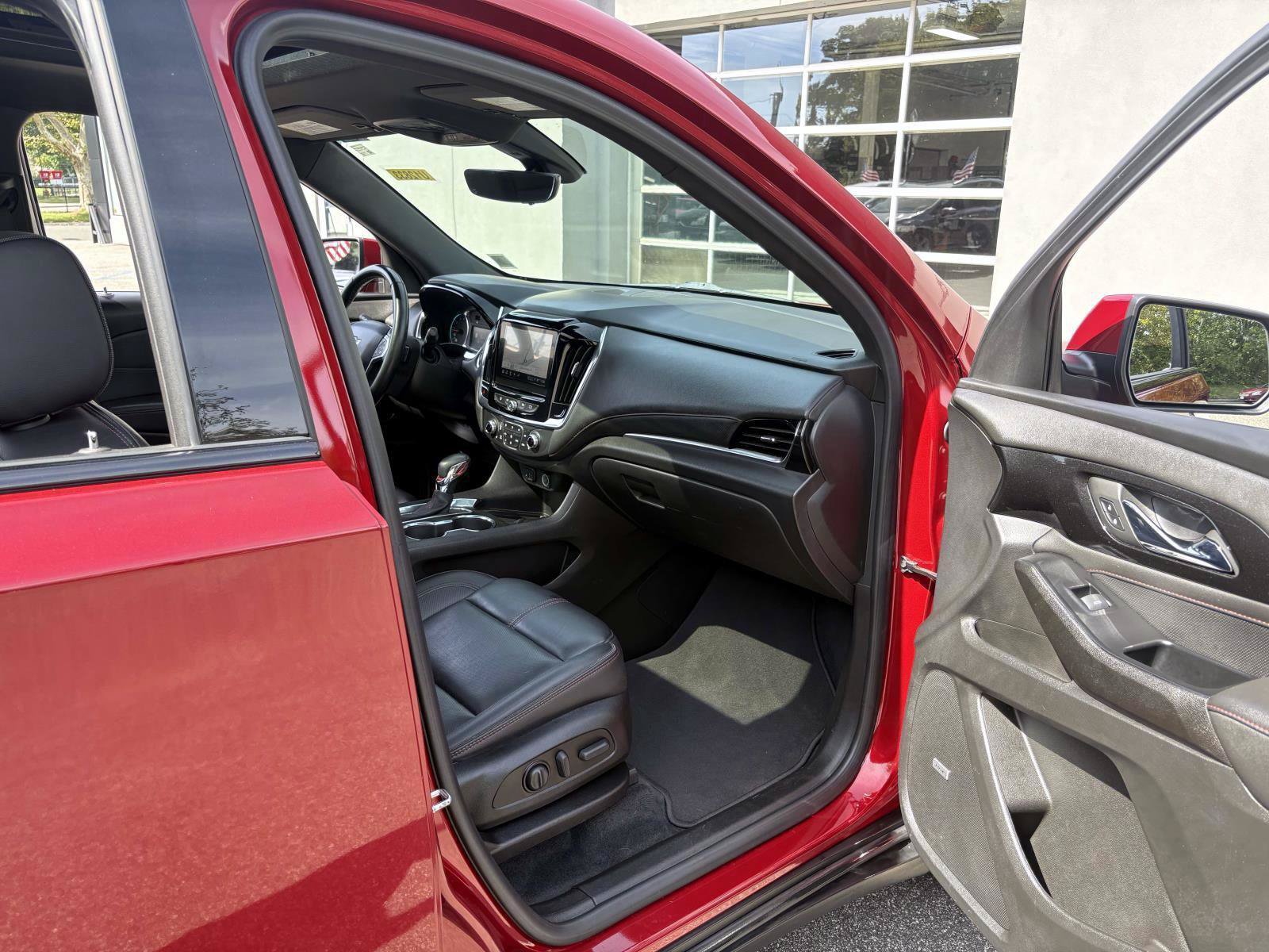 Used 2023 Chevrolet Traverse RS AWD/4WD image 22