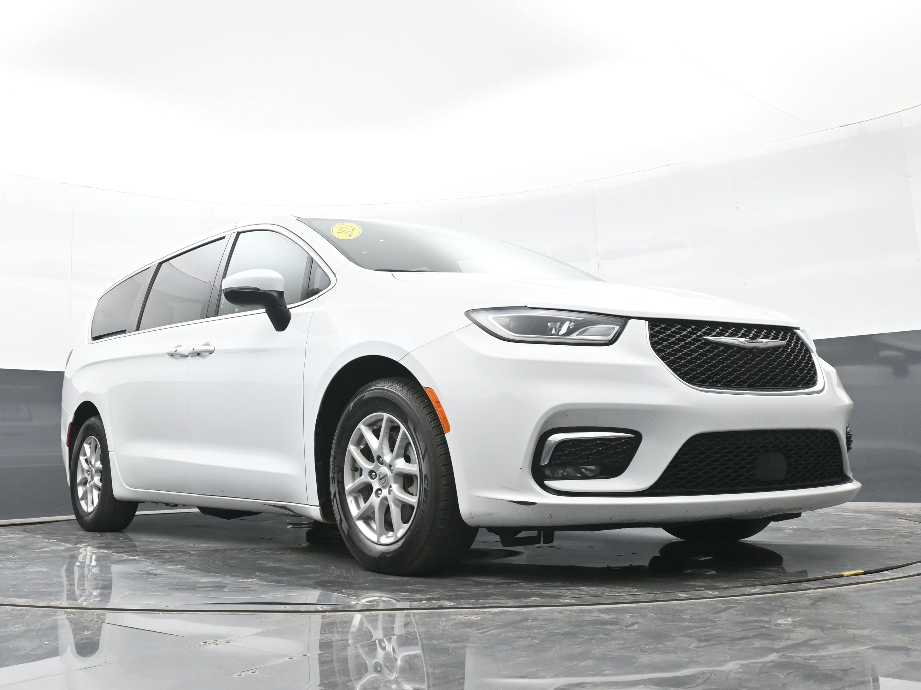 Used 2023 Chrysler Pacifica Touring FWD image 38