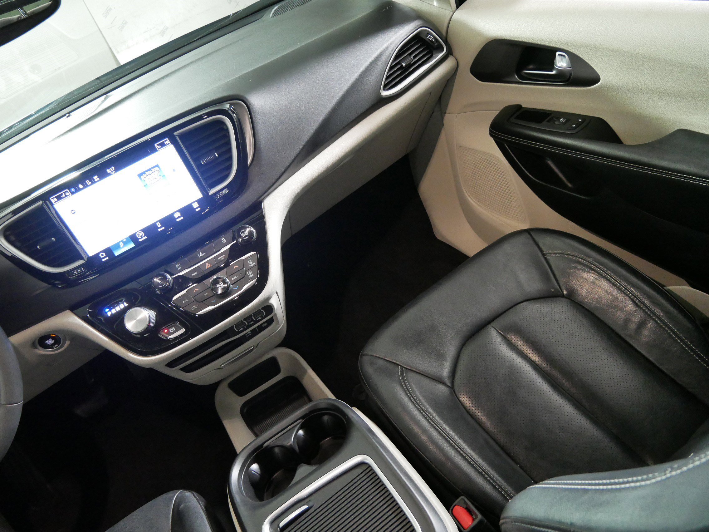 Used 2022 Chrysler Pacifica Touring-L image 11