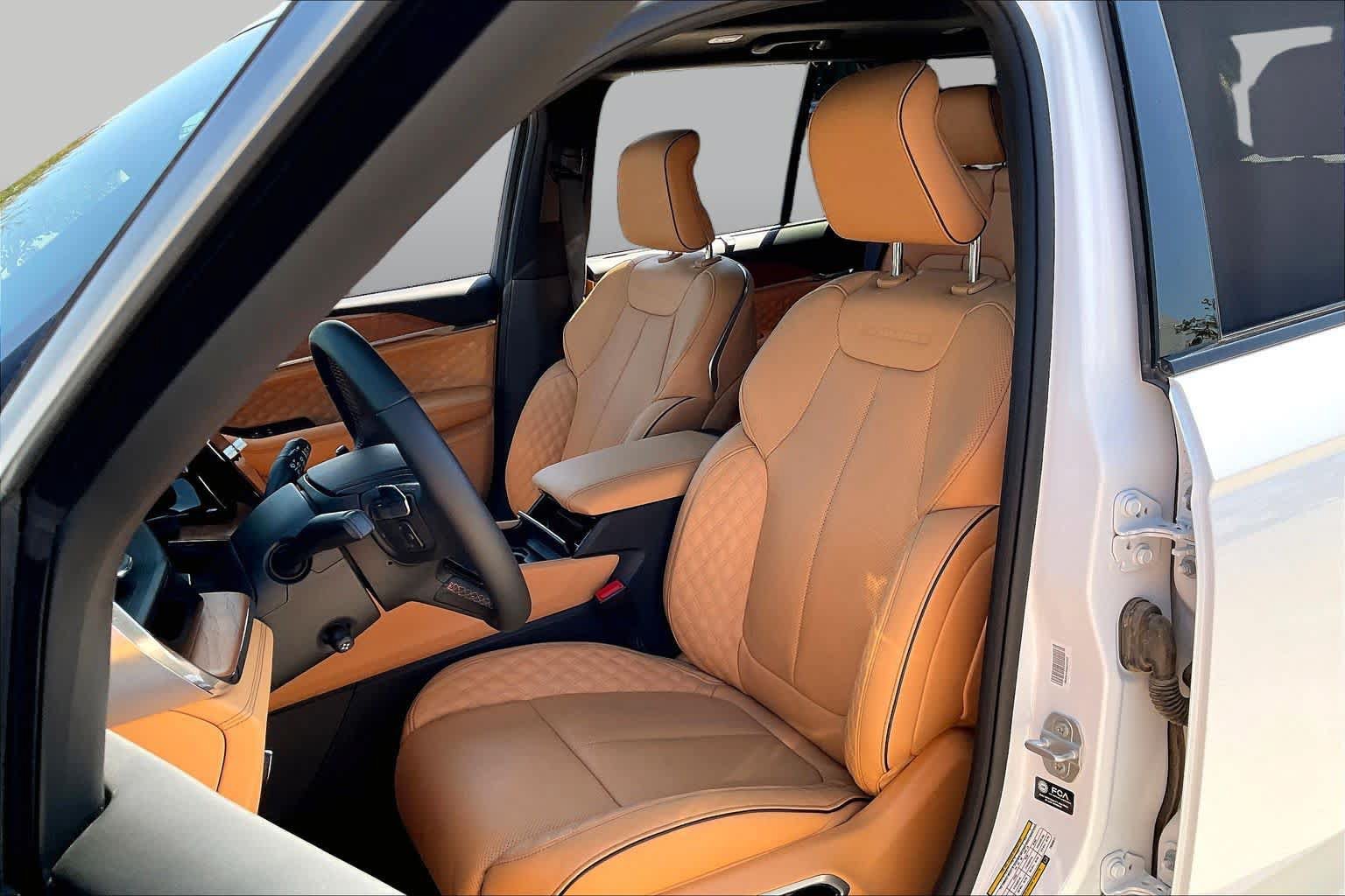 Used 2026 Jeep Grand Cherokee Summit w/ Adv Protech Group IV AWD/4WD image 8